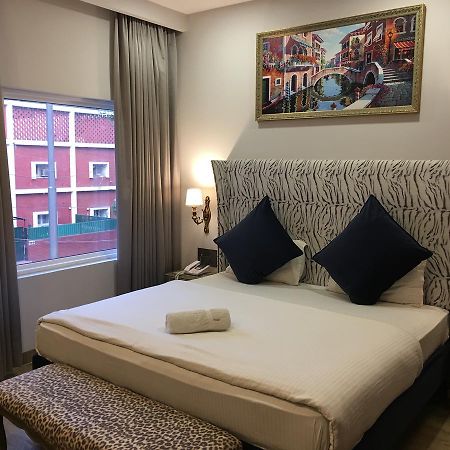 Hotel Posh Chandīgarh エクステリア 写真