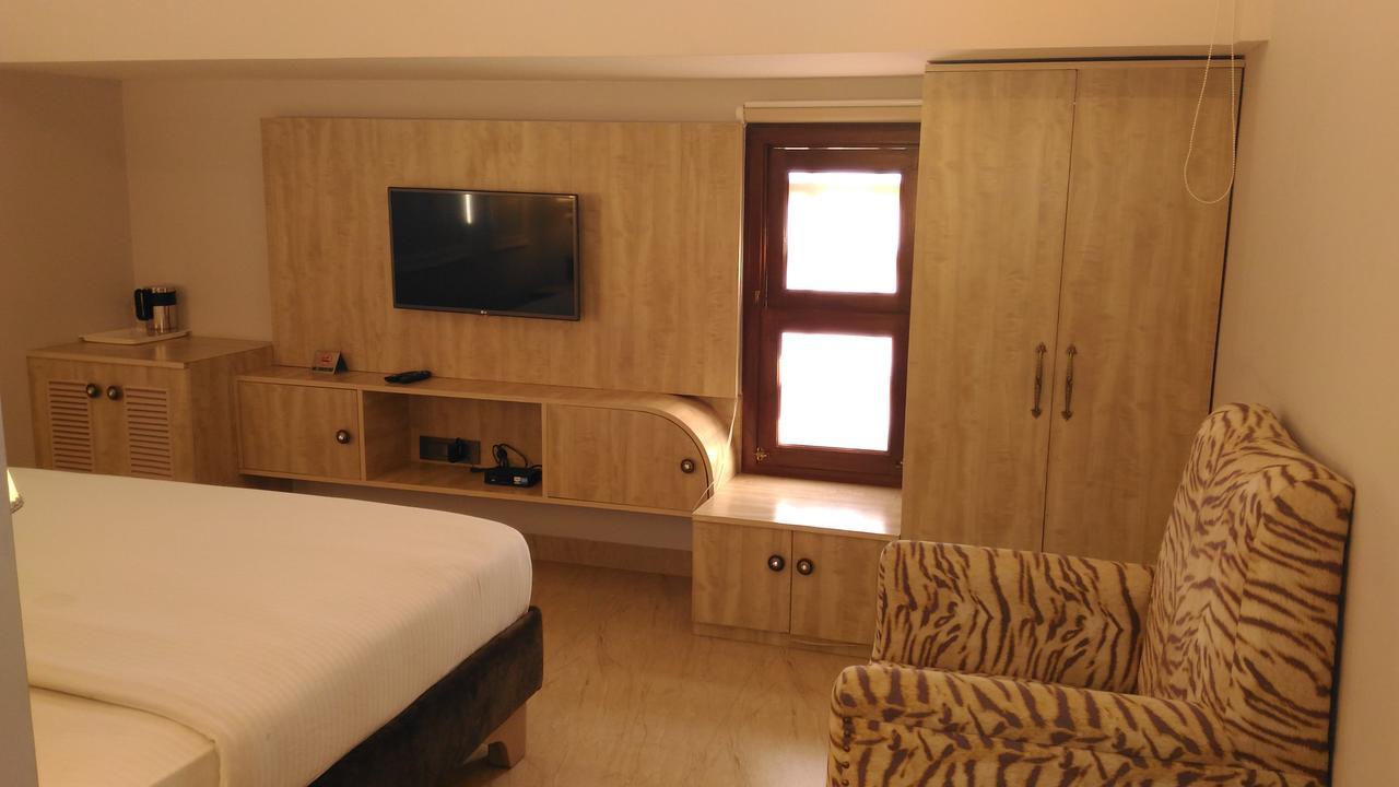 Hotel Posh Chandīgarh エクステリア 写真