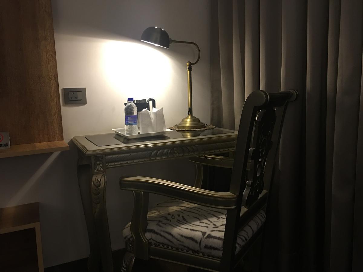 Hotel Posh Chandīgarh エクステリア 写真