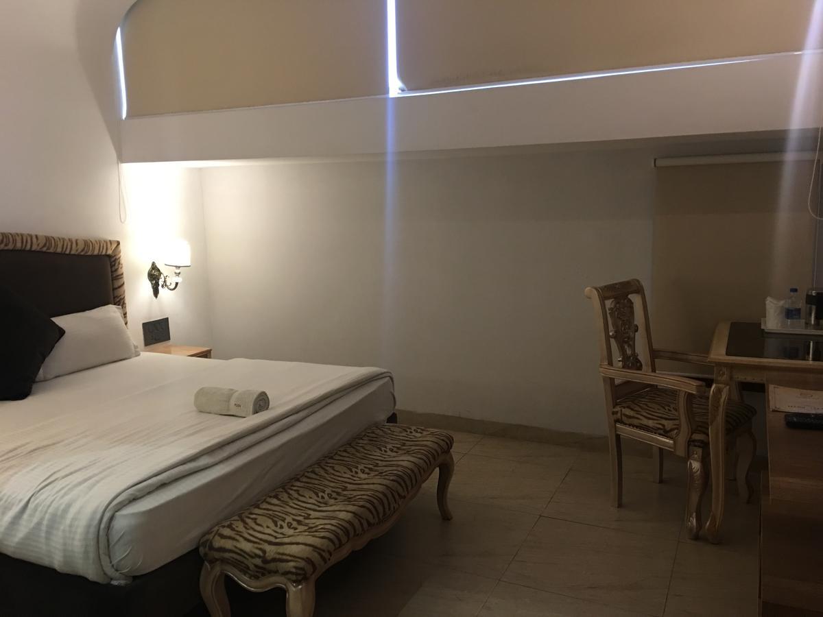 Hotel Posh Chandīgarh エクステリア 写真