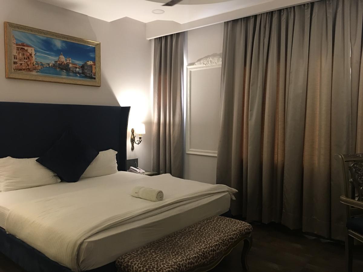 Hotel Posh Chandīgarh エクステリア 写真