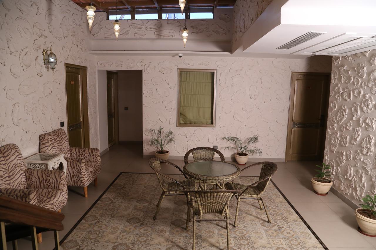 Hotel Posh Chandīgarh エクステリア 写真