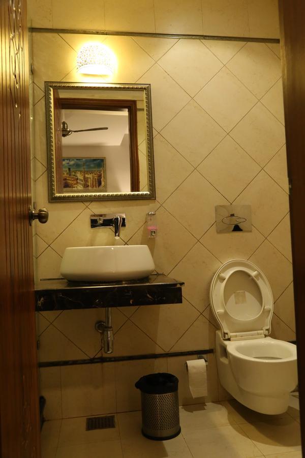 Hotel Posh Chandīgarh エクステリア 写真