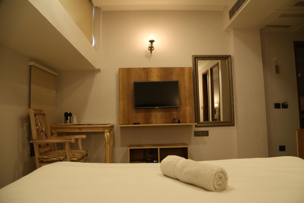 Hotel Posh Chandīgarh エクステリア 写真