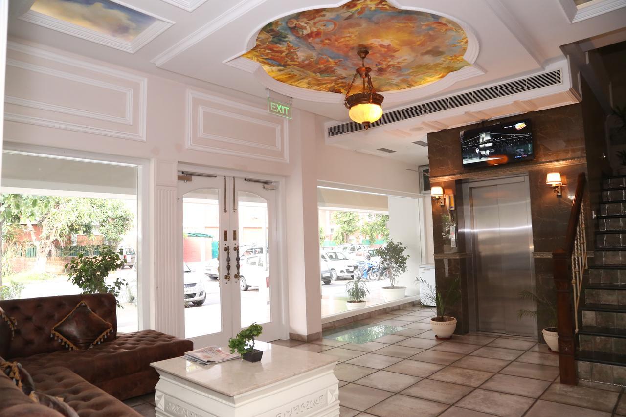 Hotel Posh Chandīgarh エクステリア 写真