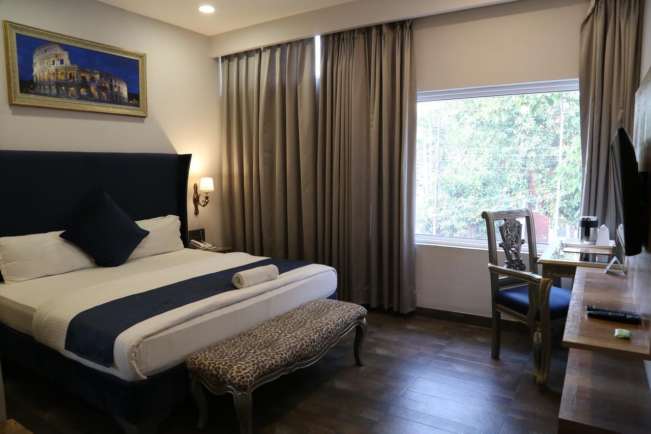 Hotel Posh Chandīgarh エクステリア 写真