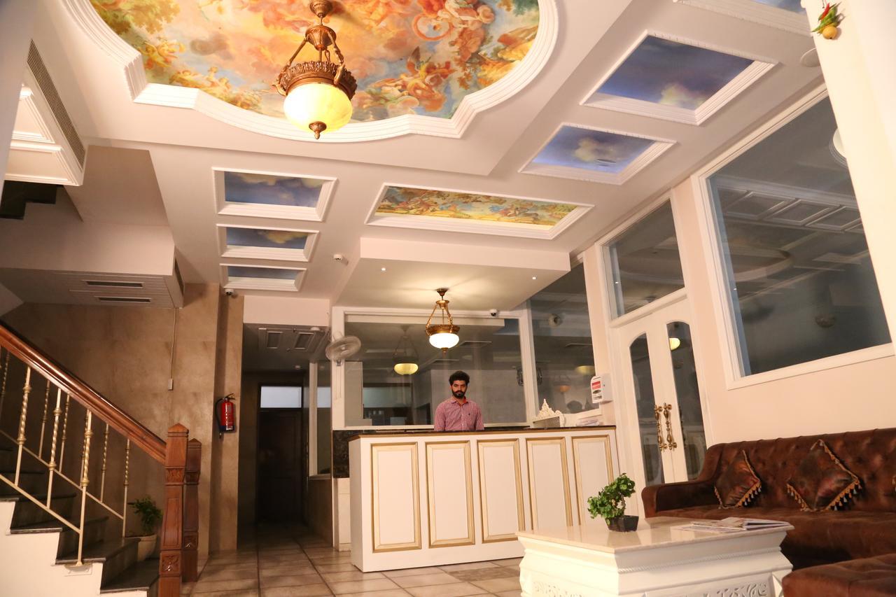 Hotel Posh Chandīgarh エクステリア 写真