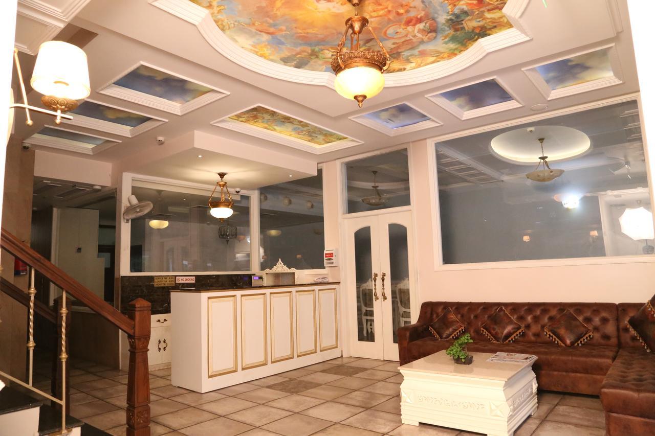 Hotel Posh Chandīgarh エクステリア 写真
