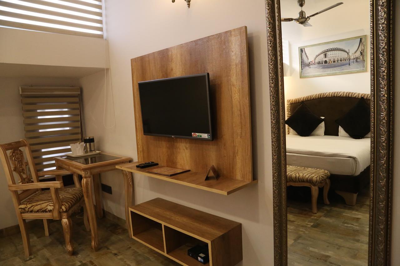 Hotel Posh Chandīgarh エクステリア 写真