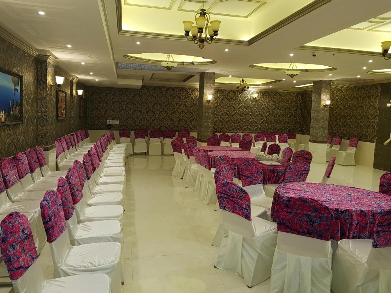 Hotel Posh Chandīgarh エクステリア 写真